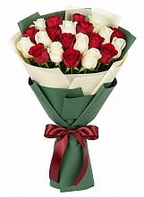 Букет Микс из красных и белых роз в Тополево